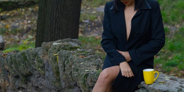Дівчина в плащі на голе тіло. Ню-фотосесія в парку. Пабло Інкогніто.