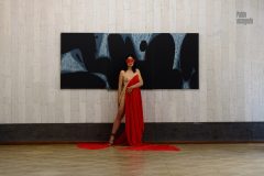 Margarita is half-naked, in a red mask, in an art gallery. Nude photo by Pablo Incognito