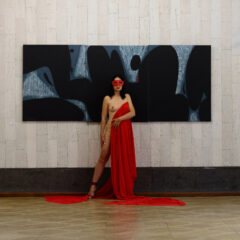Margarita is half-naked, in a red mask, in an art gallery. Nude photo by Pablo Incognito