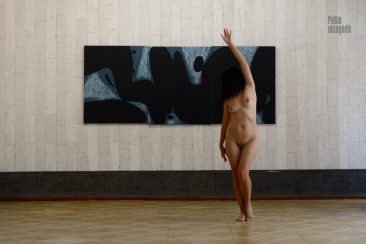 Nude photo shoot on the background of the picture in the gallery