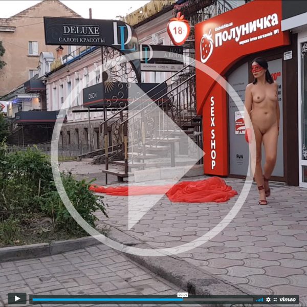 Відео НЮ. Бекстейдж фотосесії біля секс-шопа «Полуничка». Пабло Інкогніто