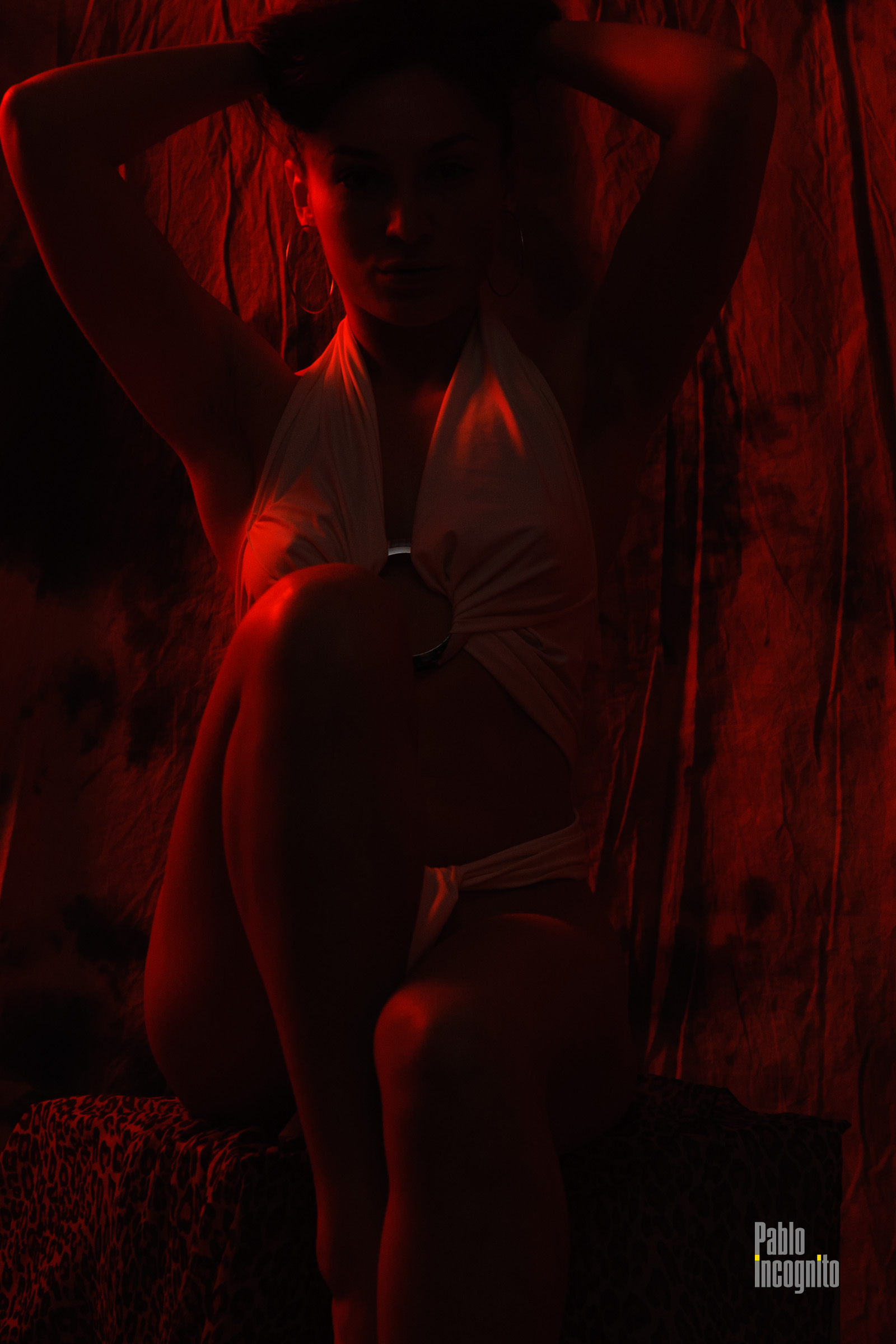 Erotic Red Light: Nude photo in studio - Pablo Incognito