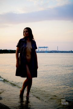 Girl in an unbuttoned dress by the river. Nude photo Pablo Incognito