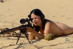 Гола дівчина снайпер з гвинтівкою в пустелі. Ню-фото Пабло Інкогніто