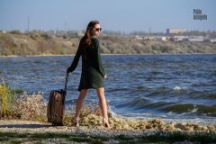 Девушка с чемоданом на берегу реки собирается позировать ню-фотографу Пабло Инкогнито