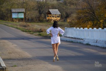Nude photoshoot on the road. Striptease on the bridge. Photo by Pablo Incognito