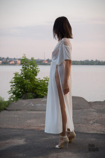Lady in a white peignoir with high slits, photo