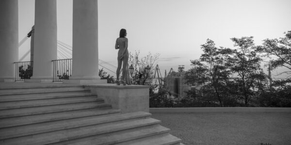 Naked girl in Odessa near the Vorontsov Colonnade. Nude photographer Pablo Incognito