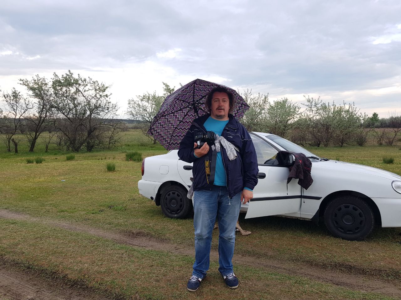 Ню фотограф Пабло Инкогнито на выездной фотосессии под зонтом