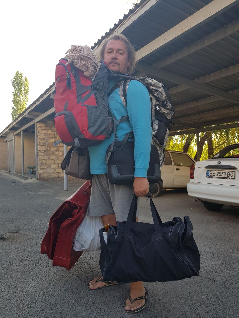 Ню фотограф Пабло Инкогнито с рюкзаком и сумками собрался на фотосессию