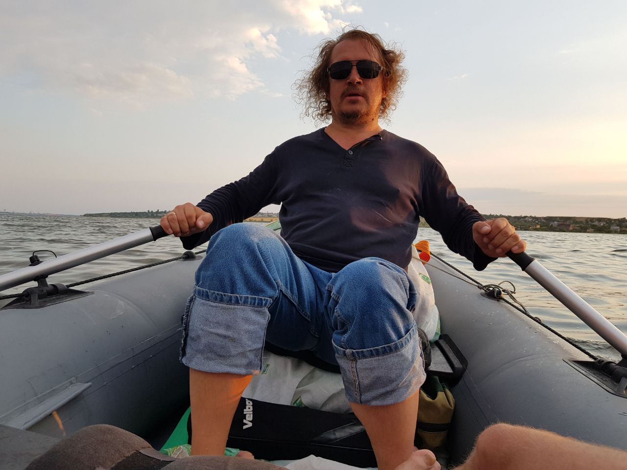 Ню фотограф Пабло Инкогнито в лодке собрался на фотосессию на острове