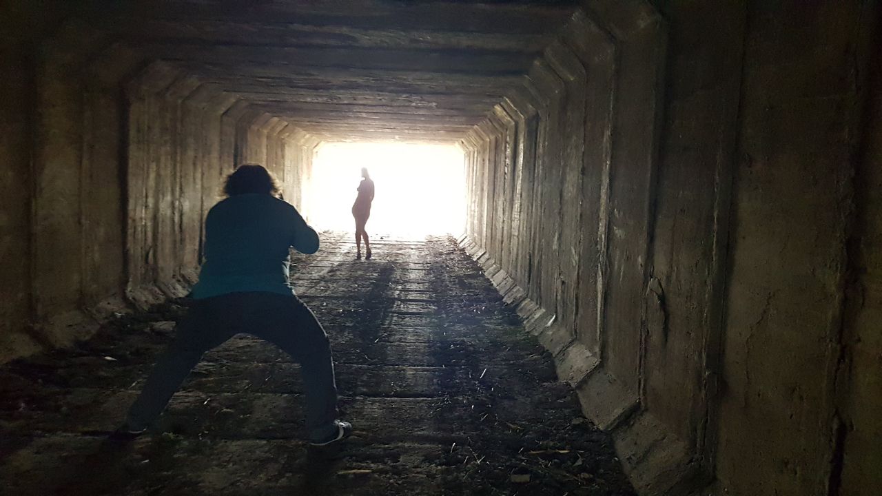 Ню фотограф Пабло Інкогніто фотографує силует оголеної дівчини у тунелі