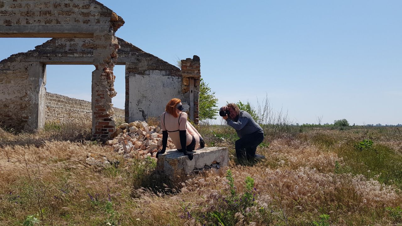 Nude photographer Pablo Incognito photographs a model on the ruins