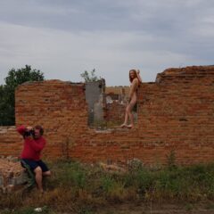 Pablo Incognito on a nude photo shoot with two models on the ruins