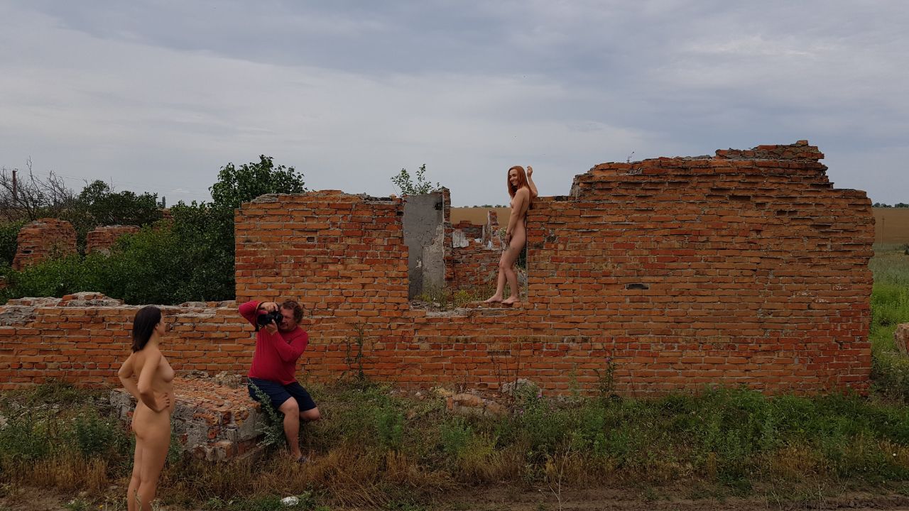 Pablo Incognito on a nude photo shoot with two models on the ruins
