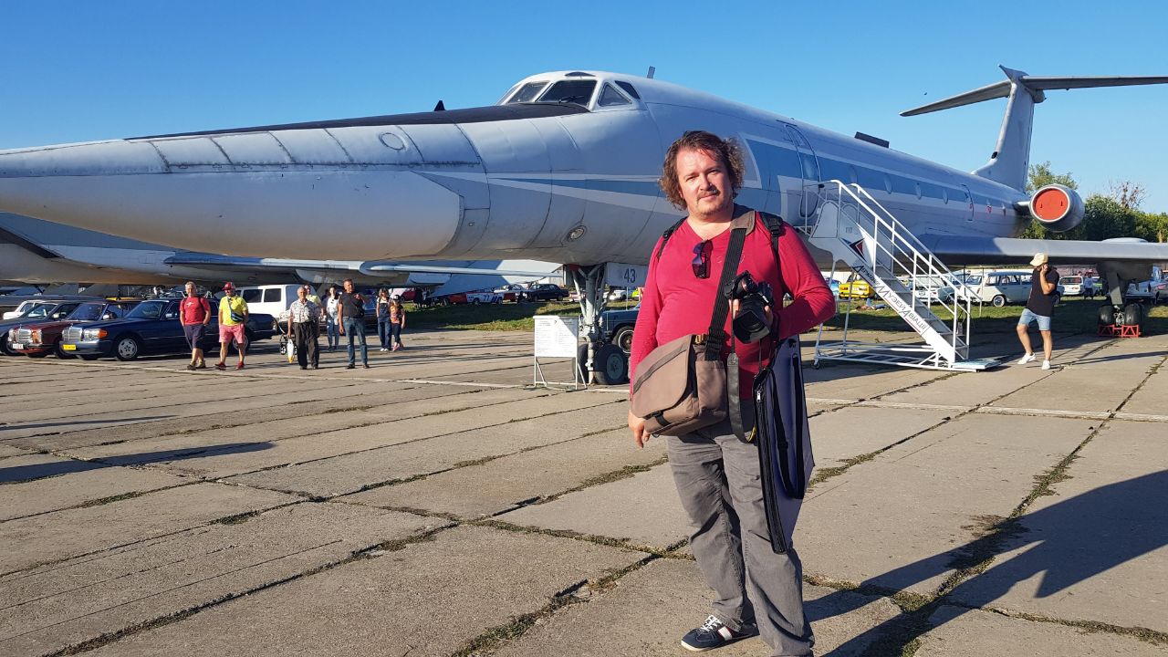 Ню-фотограф Пабло Инкогнито на выставке ретро-авто 2020 в музее авиации в Киеве