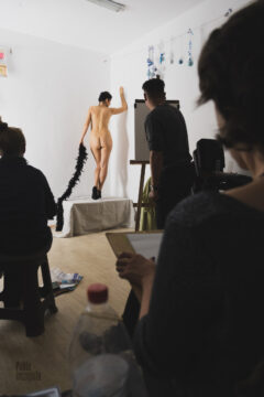 The model poses for artists in naked nude