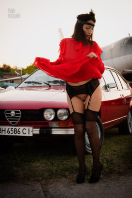 Gatsby girl in high-heeled stockings near auto nude