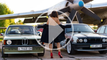Video backstage with a nude photo session at an exhibition of retro cars. Photographer Pablo Incognito