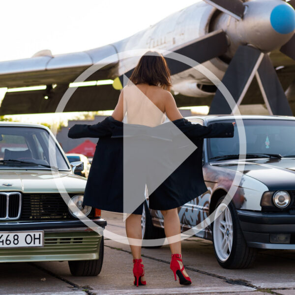 Video backstage with a nude photo session at an exhibition of retro cars. Photographer Pablo Incognito