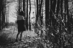 Полуобнажённая девушка в чёрном лесу. Ню-фото Пабло Инкогнито