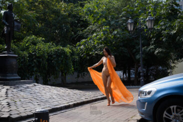 Naked woman walks near the monument to De Ribas in Odessa nude