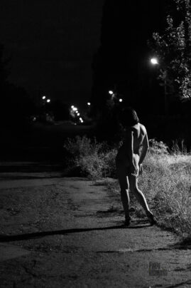 Naked girl in the light of a street lamp at night. Photographer Pablo Incognito