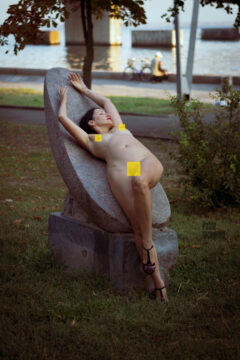 Фотосессия НЮ на набережной. Обнажённая девушка на камне. Фотограф Пабло Инкогнито