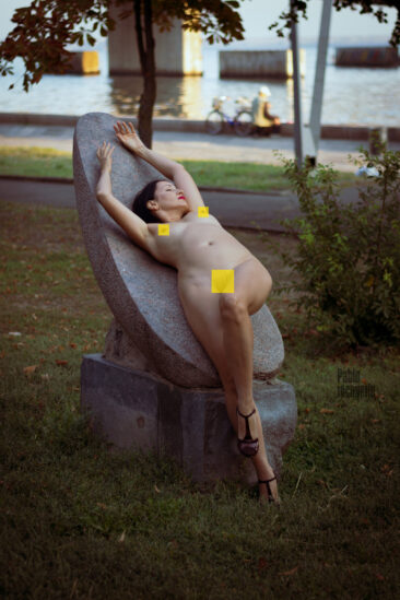 Nude photo session on the embankment. Naked girl on a stone. Photographer Pablo Incognito