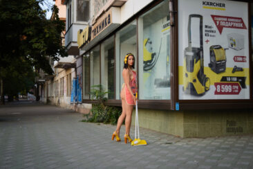 The hostess without panties arranged a cleaning near the store. Nude on the street. Pablo Incognito