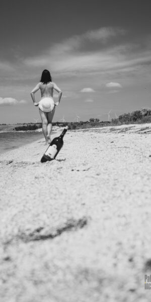 Фотосесія НЮ на дикому пляжі. Пляшка вина і пікантні кадри. Фотограф Пабло Інкогніто