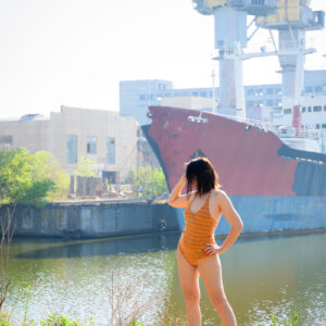 A half-dressed girl on the background of the ship. Nude photo by Pablo Incognito