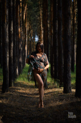 Nude photoshoot in the forest. Nude model striptease. Photographer Pablo Incognito