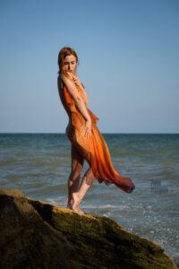 Redhead girl posing nude on a wild beach. Photographer Pablo Incognito