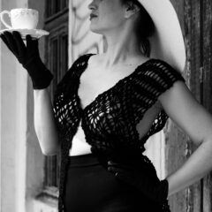 Black and white nude. Lady in a chic hat with a cup. Photo session on the ruins. Pablo Incognito