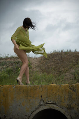 Photo session Nude on the bridge before the rain. Photographer Pablo Incognito