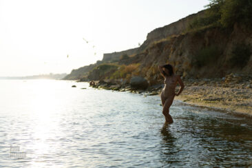 Nude girl in the water by the sea. Photo nude by Pablo Incognito