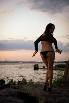 No panties. Nude photoshoot at sunset on the river bank. Pablo Incognito