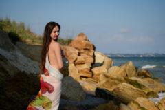 Nude girl in pareo on the beach. Nude photo by Pablo Incognito