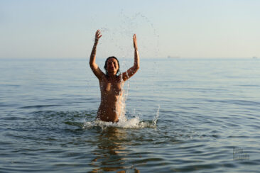 Beautiful naked woman bathes in the sea. Nude photo by Pablo Incognito