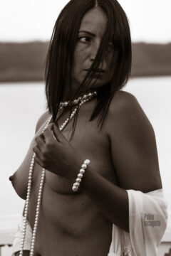 Nude model Iren Adler topless. Black and white photo by Pablo Incognito