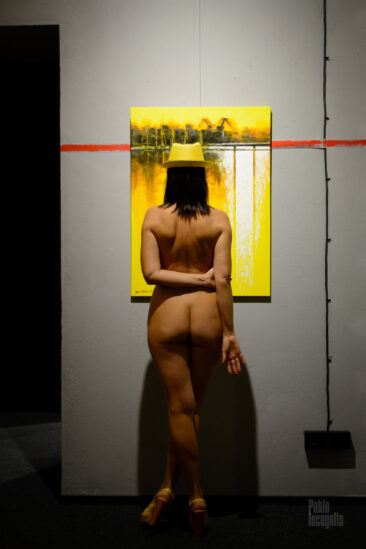 A completely naked visitor in an art gallery. Nude photo by Pablo Incognito