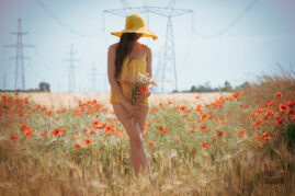 Nude photoshoot with poppies. Topless and bottomless in a wheat field. Photo by Pablo Incognito