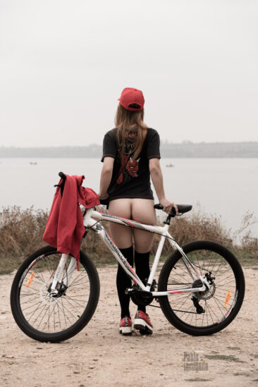 Велосипедистка з голою попою на велосипеді. Ню-фото Пабло Інкогніто