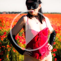 Video backstage of a nude photo shoot in poppies. Photo by Pablo Incognito