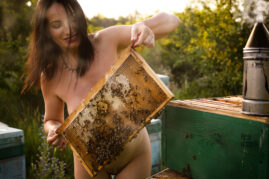 Naked and bees, nude photo session in the apiary. Pablo Incognito