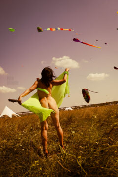 Nude girl from the back against the background of kites