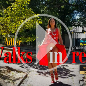 Постер до відео прогулянки дівчини, яка робила засвіти у людному місці