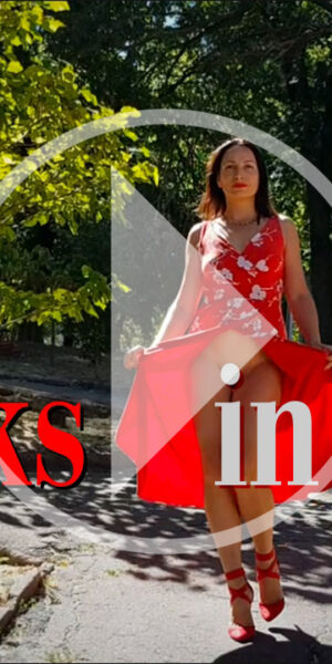 Постер до відео прогулянки дівчини, яка робила засвіти у людному місці