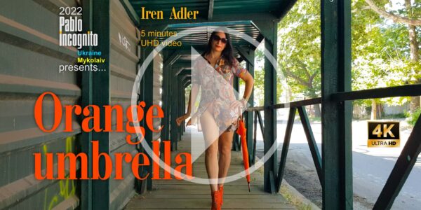 Дівчина з парасолькою гуляє містом без трусів